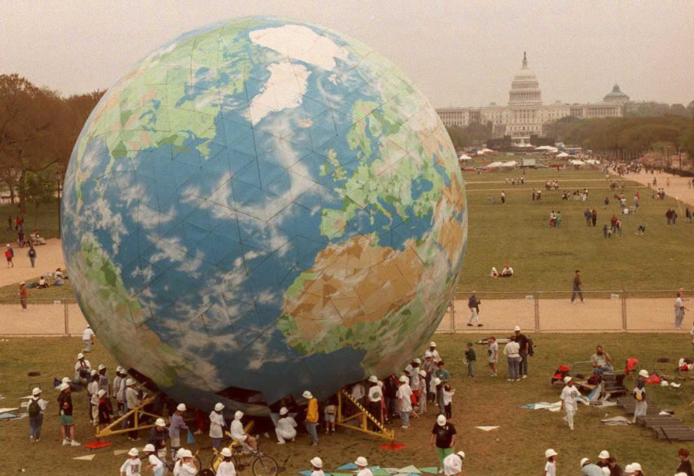 Más de 1.200 estudiantes ensamblaron un globo terráqueo de cinco pisos de altura en la Explanada Nacional en Washington D.C., para conmemorar el vigesimoquinto aniversario del Día de la Tierra en 1995.