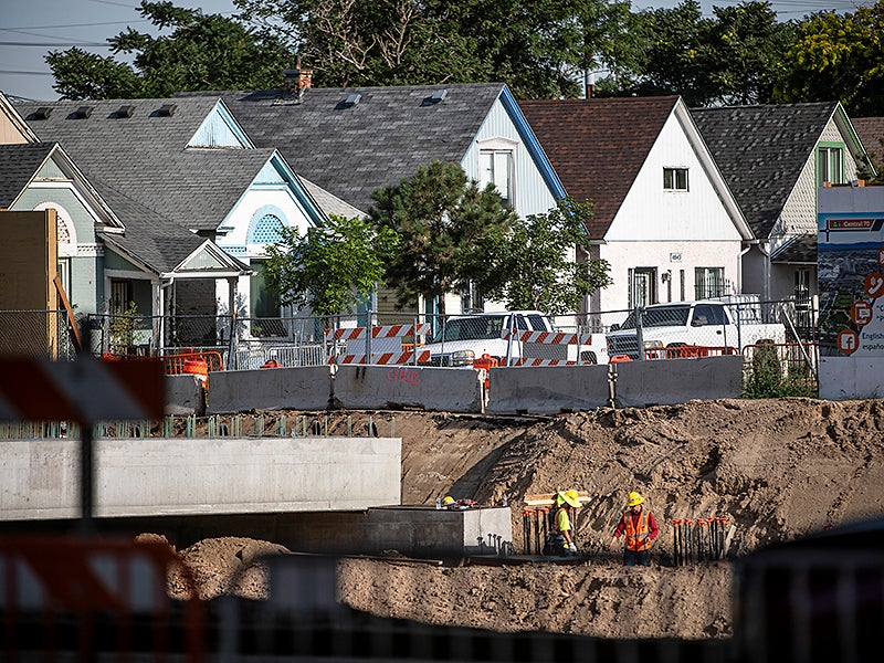 La construcción para expandir la carretera I-70 se ubica muy cerca de las viviendas de Globeville y Elyria-Swansea, en el norte de Denver.