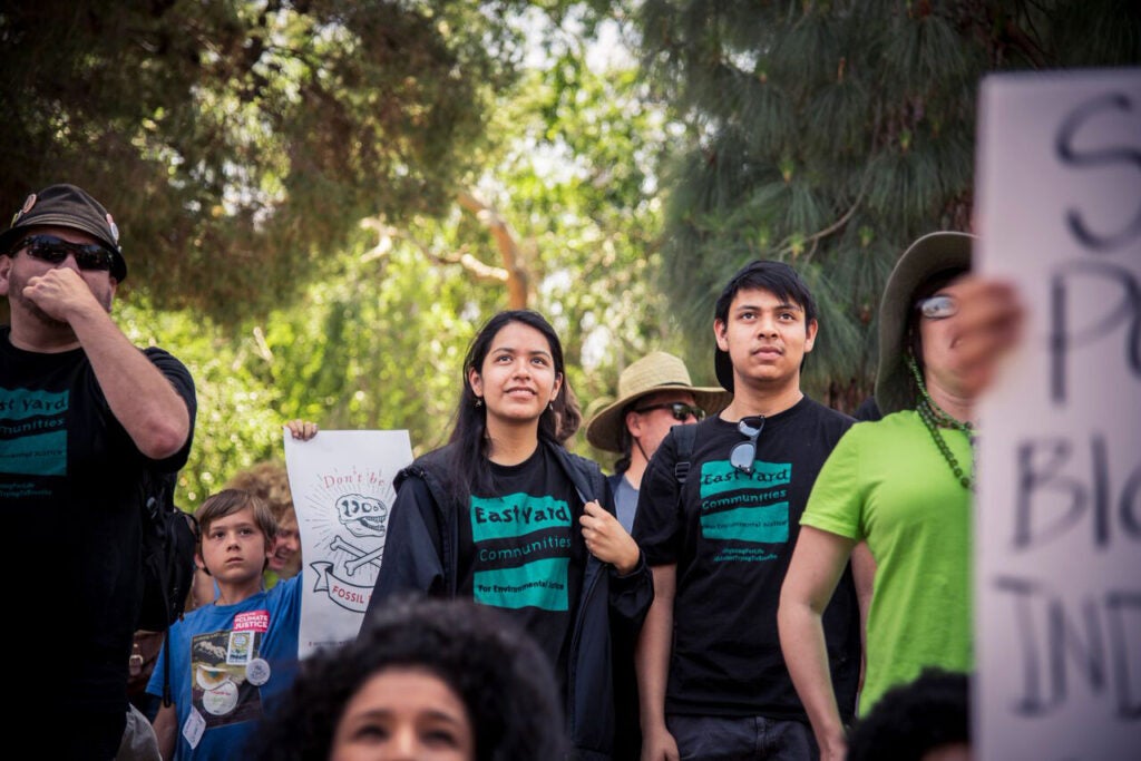 Kimberly Amaya (centro) marcha con otros miembros del East Yard Communities for Environmental Justice.