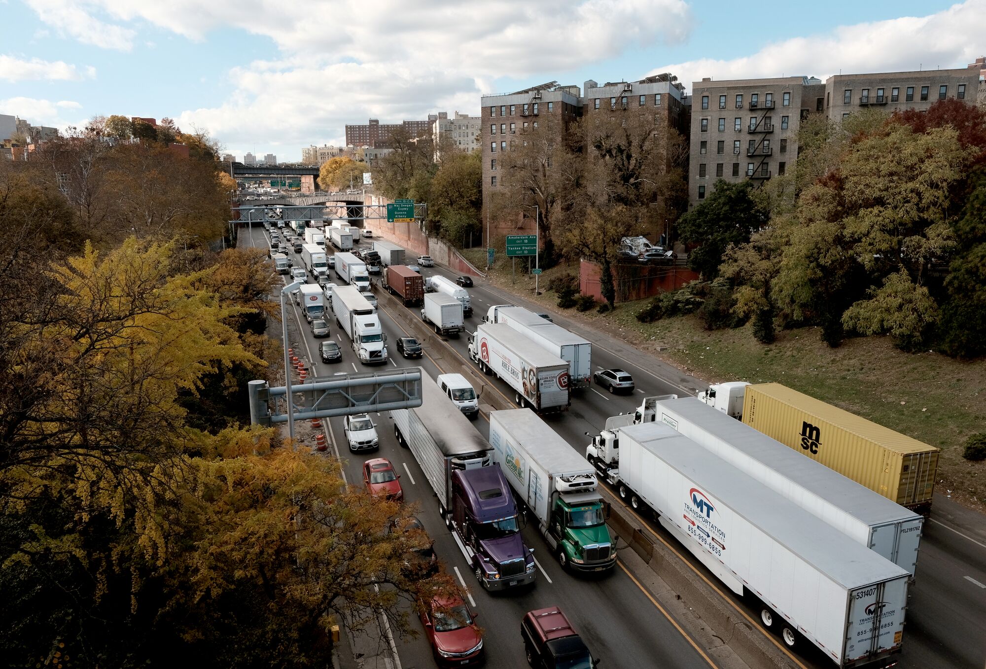 trucks-nyc_spencer-platt-getty Cars and trucks move along the Cross Bronx Expressway, a notorious stretch of highway in New York City that is often choked with traffic and contributes to pollution and poor air quality on November 16, 2021 in New York City. (Spencer Platt / Getty Images)